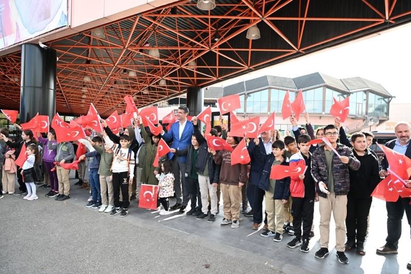 Kartepe’de 10 bin Türk bayrağı dağıtıldı
