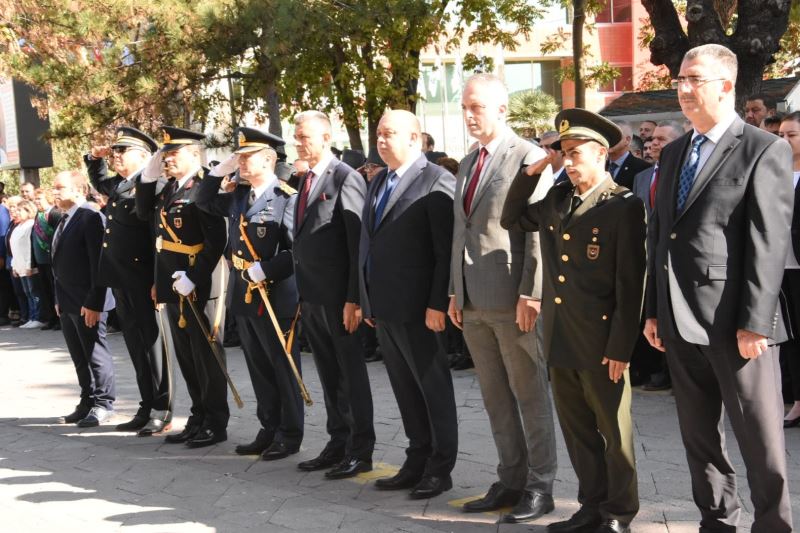 Gönen’de çelenk sunma töreni yapıldı
