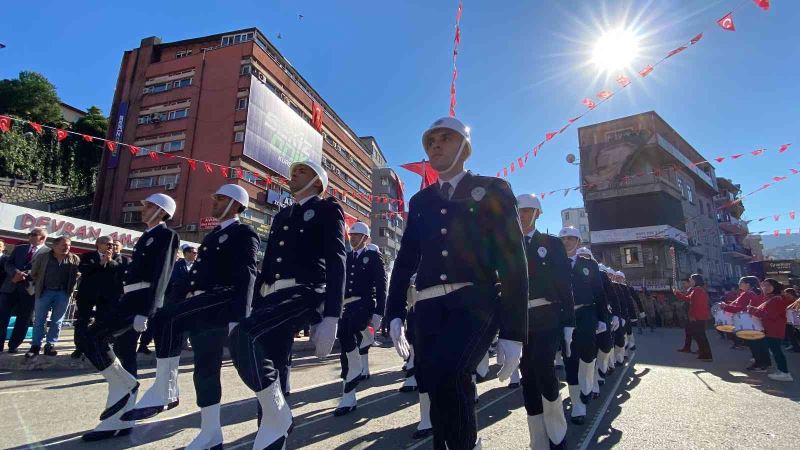 Cumhuriyetin ilk vilayetinde hem karada hem denizde 29 Ekim coşkusu
