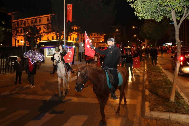 Atlarla katıldıkları fener alayına renk kattılar
