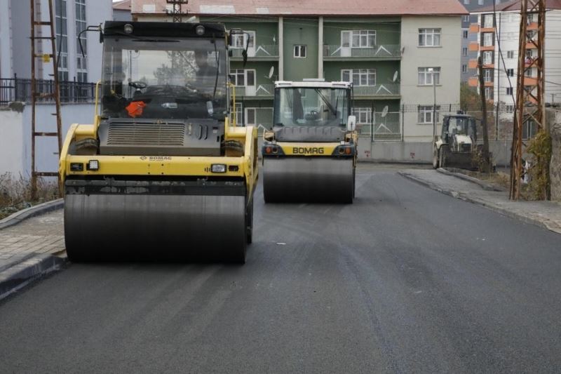 Kars’ta mahalleler sıcak asfalta kavuştu
