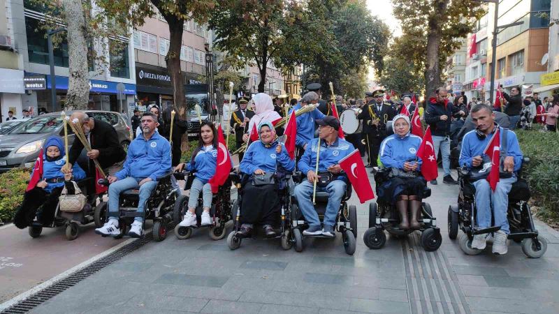 Yüzlerce izci 99 metrelik Türk bayrağını sloganlarla taşıdı
