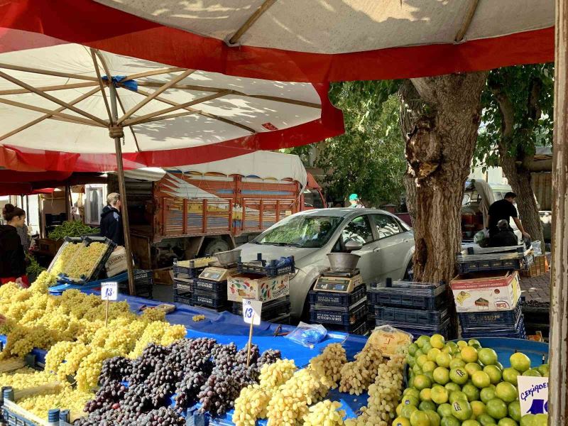 Pazarcı esnafının başı caddeye park eden araçlarla dertte
