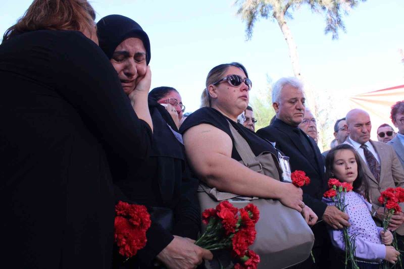 İzmir depreminde hayatlarını kaybedenler gözyaşları ile anıldı
