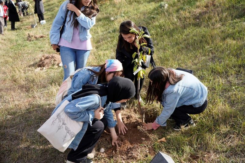 Mezun oldukları üniversitede hatıra ormanı oluşturdular
