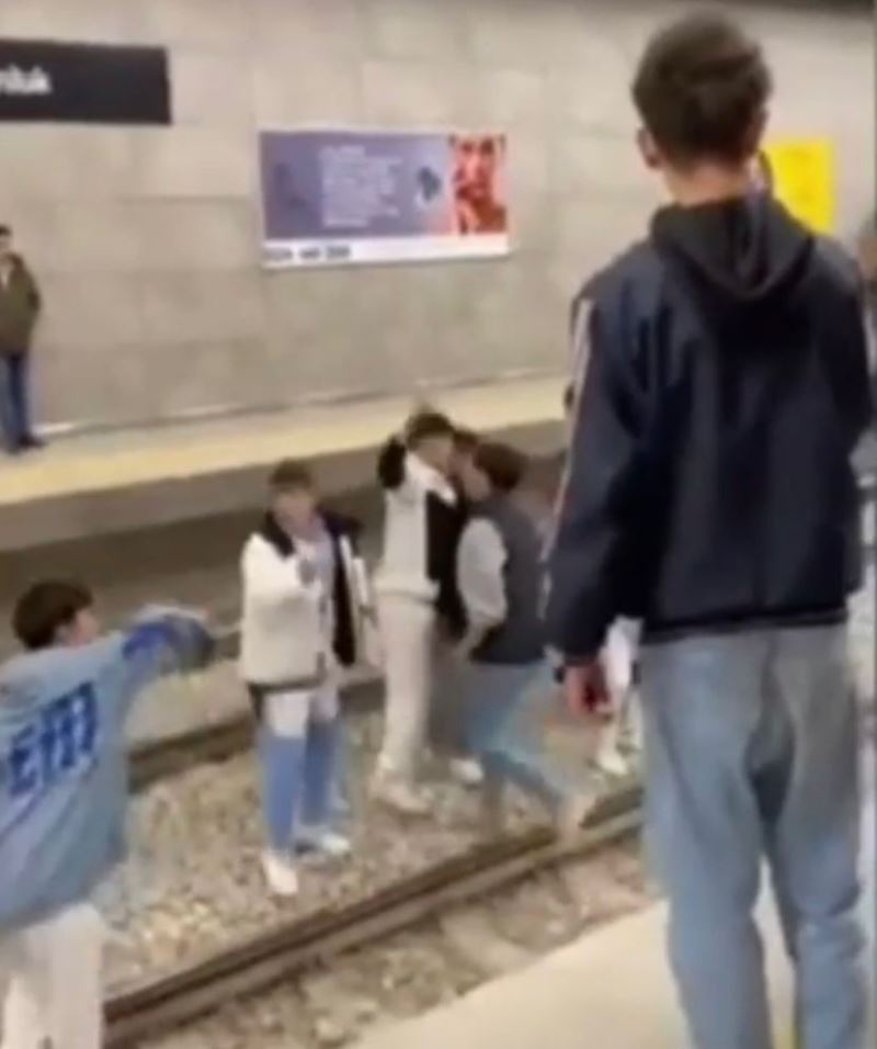 Bursa metrosunda gençlerden akıl almaz hareket
