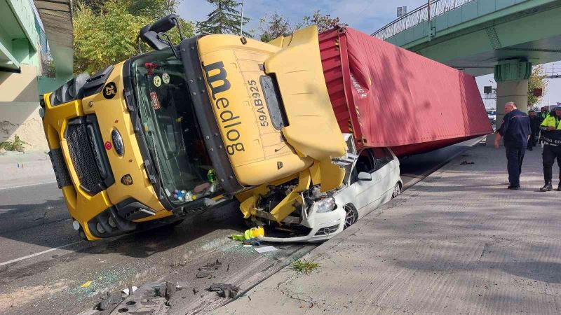 Bakırköy’de köprüye çarpan tır otomobilin üstüne devrildi: 1 yaralı
