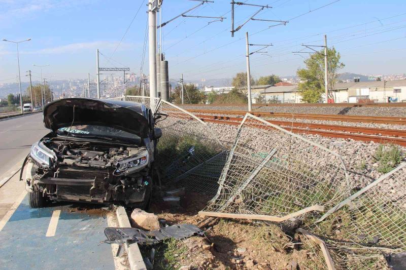 Lüks araç, tren raylarına girmekten son anda kurtuldu
