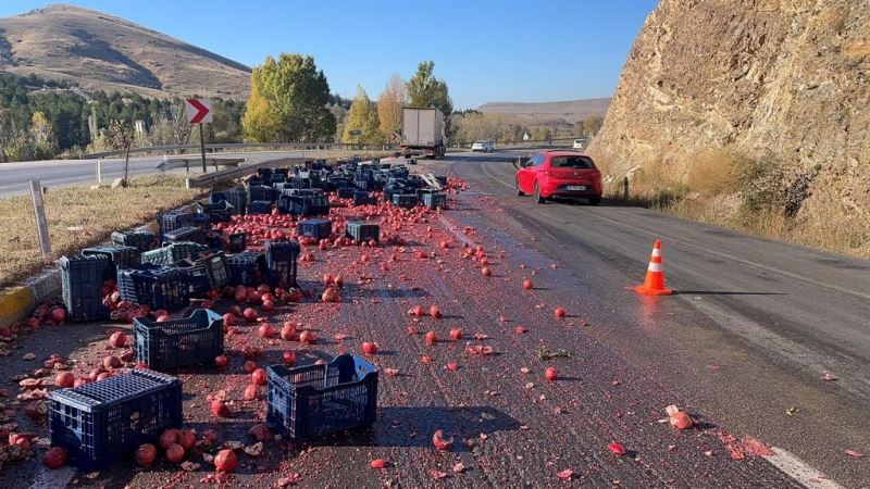 Nar yüklü kamyon devrildi, tonlarca nar ziyan oldu
