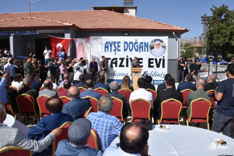 Sanatçı Latif Doğan’dan annesi adına taziye evi
