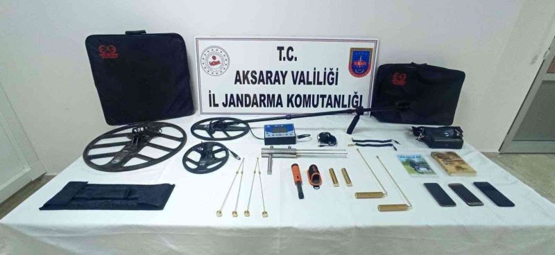 Jandarma, kazıya giden 4 şahsı suçüstü yakaladı
