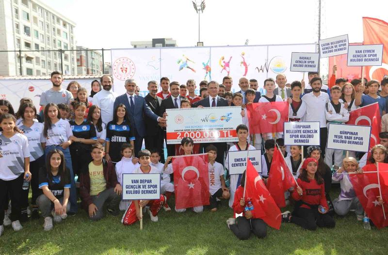 Van Büyükşehir Belediyesinden amatör spor kulüplerine 2 milyon TL’lik destek
