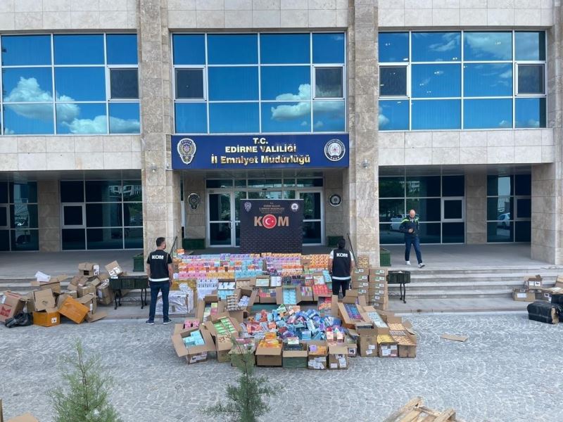 Edirne’de tırda kaçak 16 bin elektronik sigara ve 2 bin gözlük ele geçirildi
