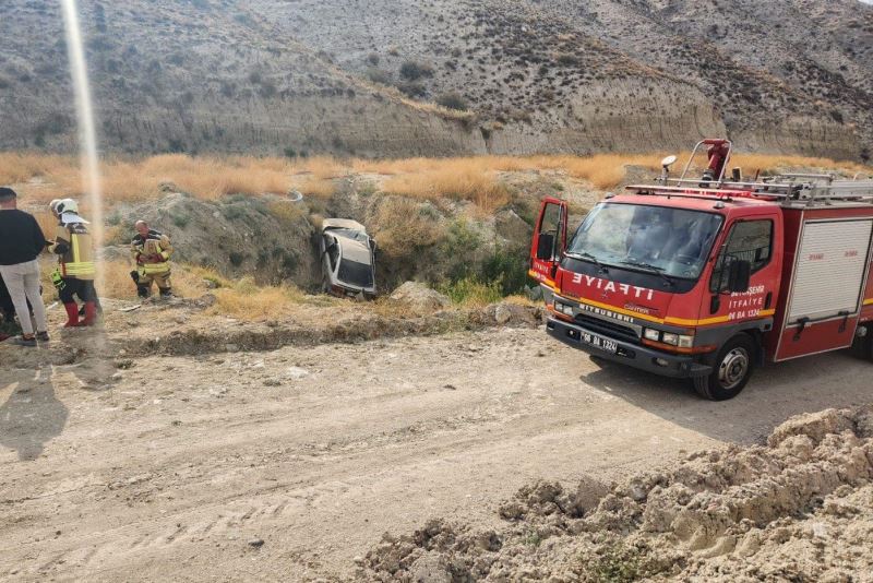 Dere yatağına uçan otomobildeki anne ve kızı yaralandı
