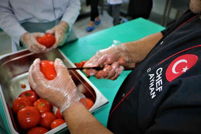 Diyarbakır’da taşımalı eğitim gören öğrencilerin yemeği meslek liselilerden
