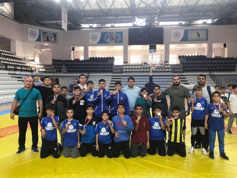 Yunusemreli güreşçiler Turgutlu’da madalyaları topladı
