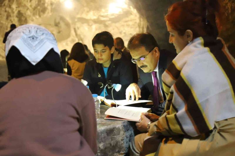 5 bin yıllık tuz mağarasında kitap okudular
