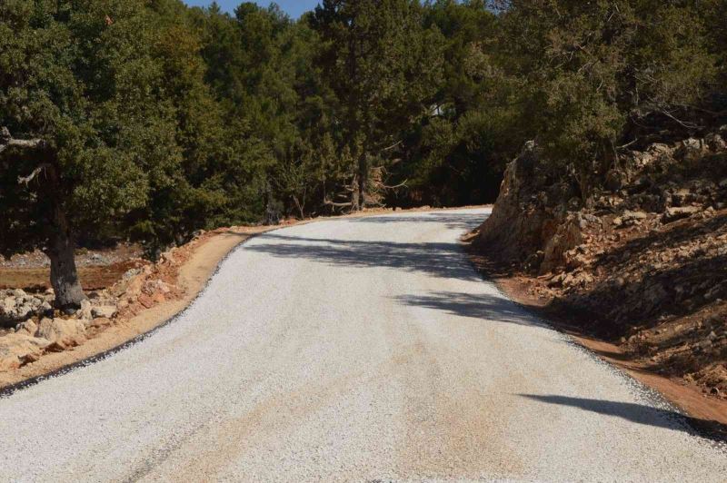 Kaş Sinneli grup yolu asfaltlanıyor
