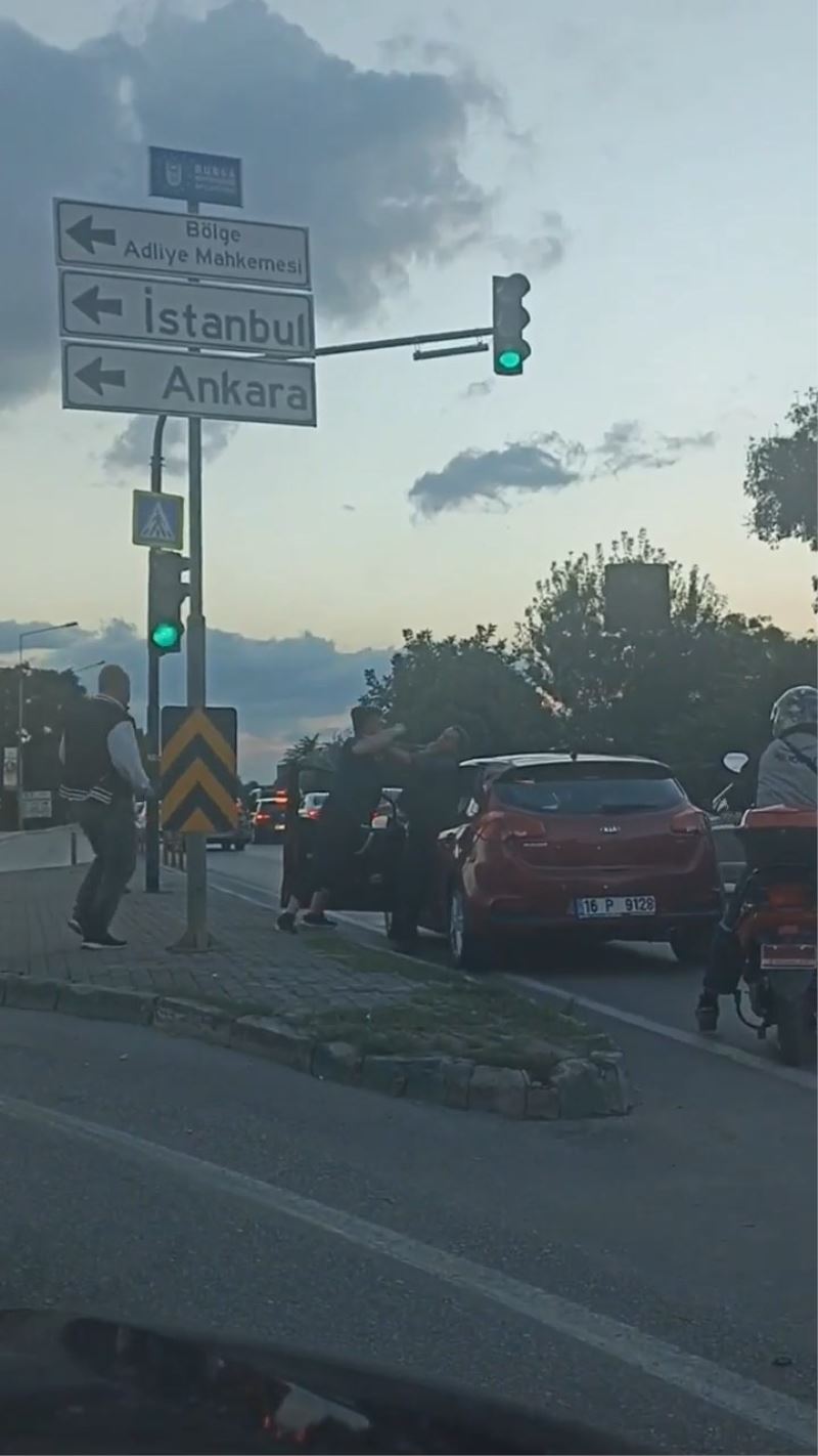 Anayolu boks maçına çevirdiler.. Şoförlerin yol verme kavgası kamerada
