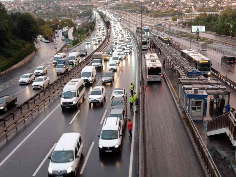 İstanbul’da sağanak yağış yoğun trafiğe sebep olurken yağışla beraber ortaya çıkan gökkuşağı kartpostallık manzara oluşturdu
