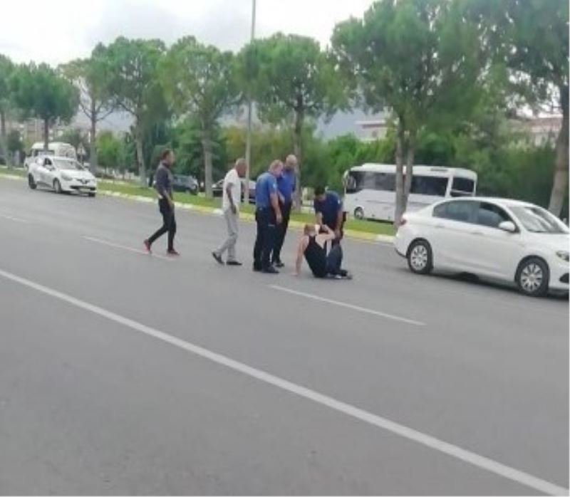 Akan trafikte yola yatan avukat, kendisine yardım etmek isteyen kadına dehşeti yaşattı
