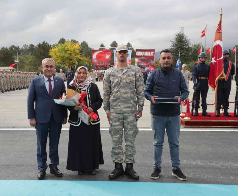 Başkan Alim Işık, askerlerin yemin törenine katıldı
