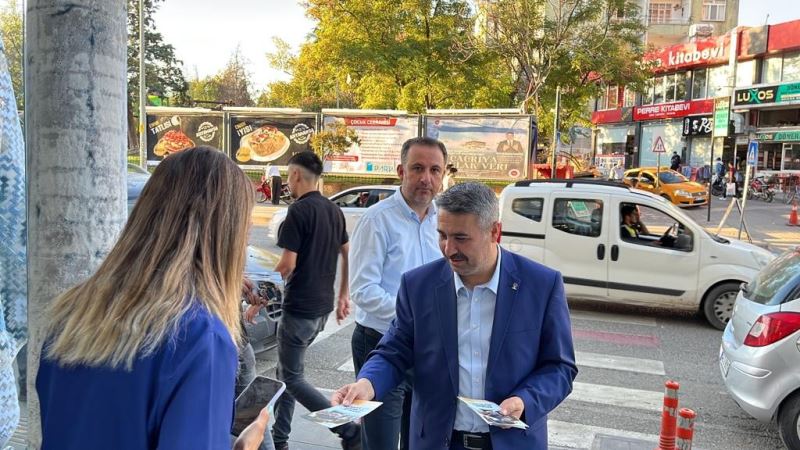 AK Parti “Türkiye İçin Güven ve İstikrar” broşürlerini dağıttı
