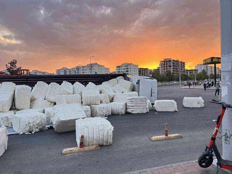 Diyarbakır’da kavşakta hızını alamayan tır yan yattı
