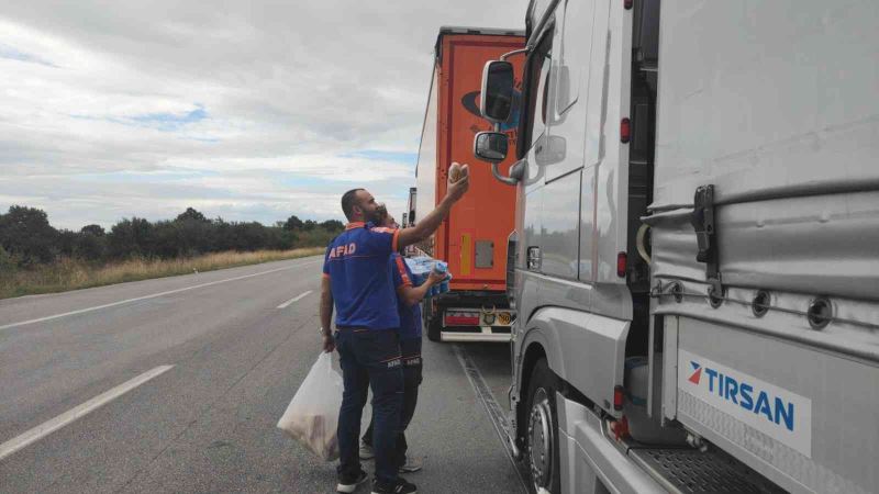 AFAD, gümrükte bekleyen tır sürücülerini yalnız bırakmadı
