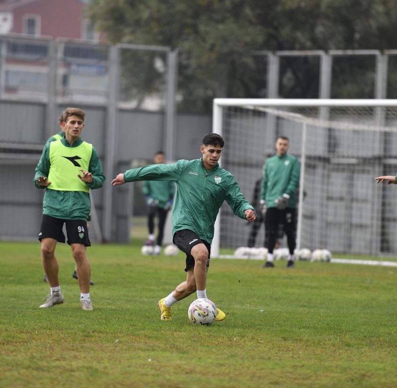 Tarsus İdman Yurdu maçı hazırlıklarını tamamlayan Bursaspor tesislerde kampa girdi
