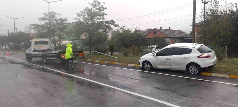 Direksiyon hakimiyetini kaybetti karşı şeride geçerken elektrik direğine çarptı
