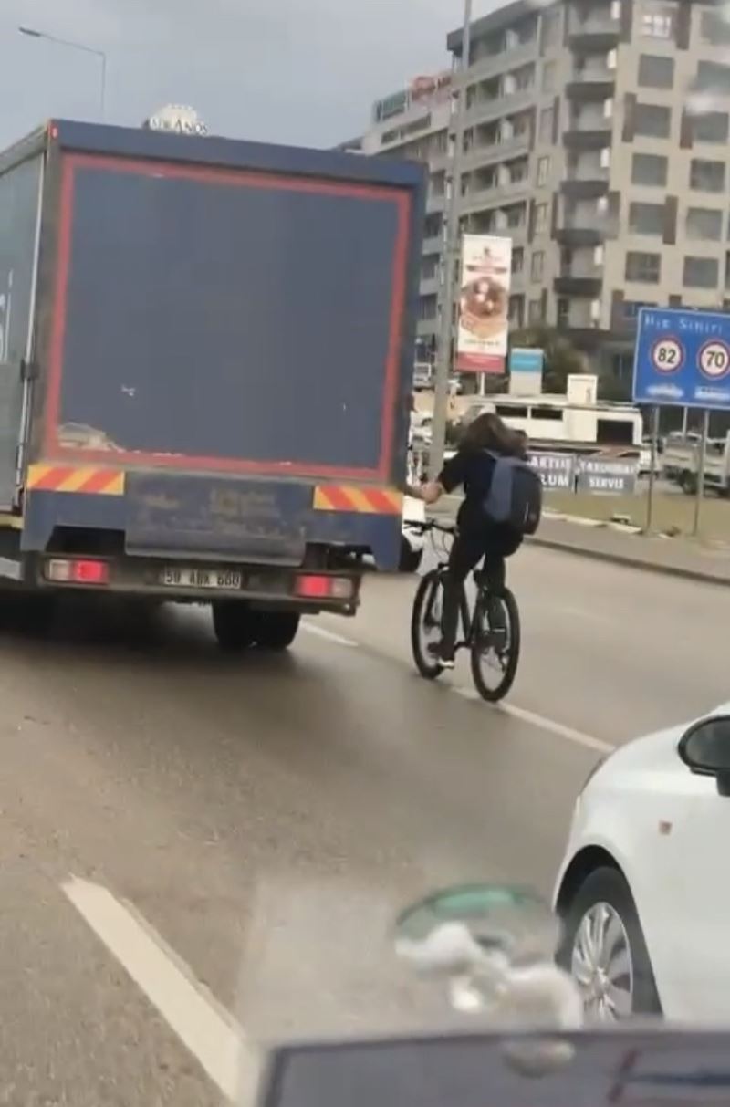 Bursa’da bisikletli gençlerin tehlikeli yolculuğu kamerada

