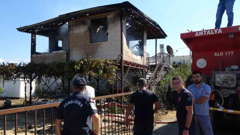 Eşi ve çocuğu kendisini terk etti diye komşusunu bıçaklayıp, kendi evini yaktı
