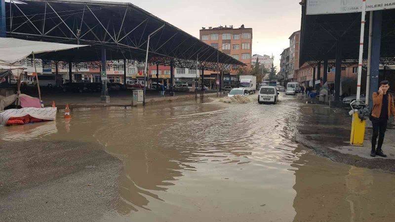 Patlayan su borusu asfaltı yerinden söküp yolları göle çevirdi
