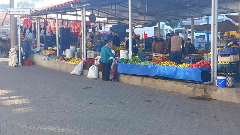 Pazarcılardan Atatürk’e saygı duruşu
