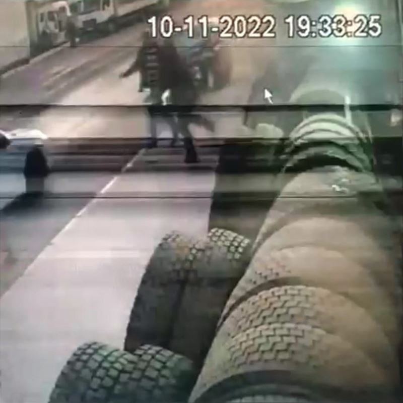 İzmir’de otomobile çarpan tır otobüs durağına daldı: 3’ü ağır 5 yaralı
