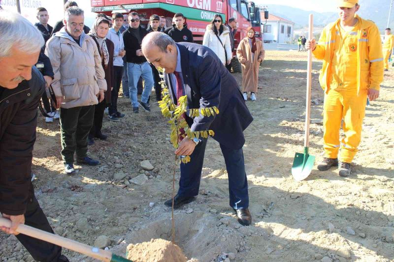 Osmaneli’nde 2 bin akasya fidanı toprakla buluştu
