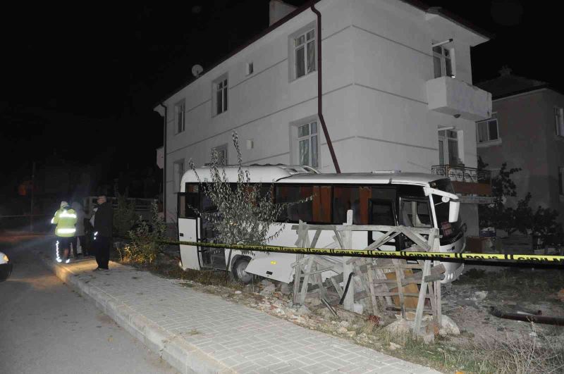 Karaman’da kamyonet ile çarpışan işçi midibüsü binaya çarparak durabildi: 12 yaralı
