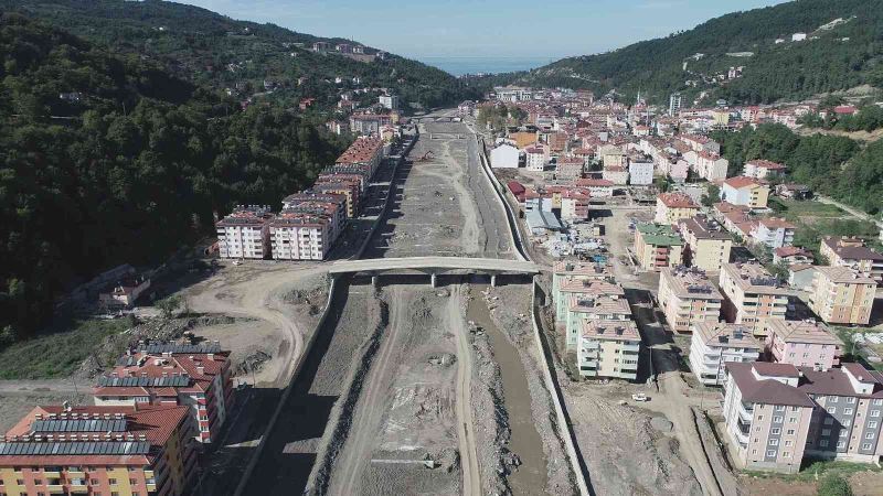Selin vurduğu Bozkurt’taki Ezine Çayı çevresinde 6 bin 200 metre duvar tamamlandı
