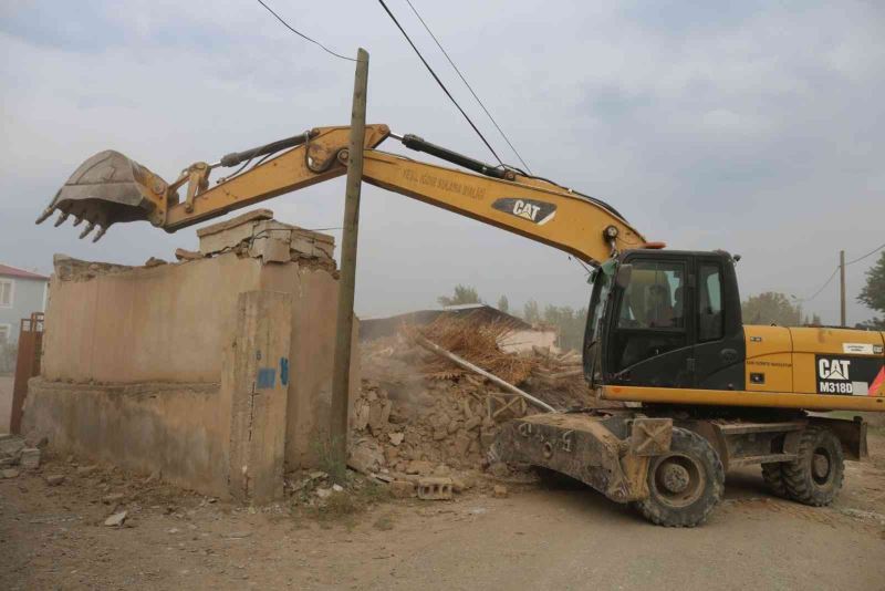 Iğdır’da metruk binalar huzur ortamı için yıkılıyor
