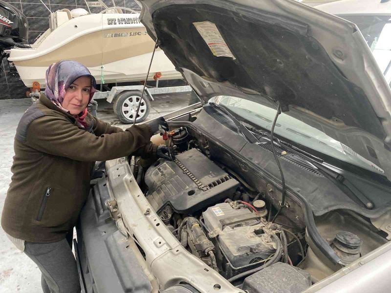 Erkek ustalara taş çıkarıyor, otomobillerin motorunu tamir ediyor
