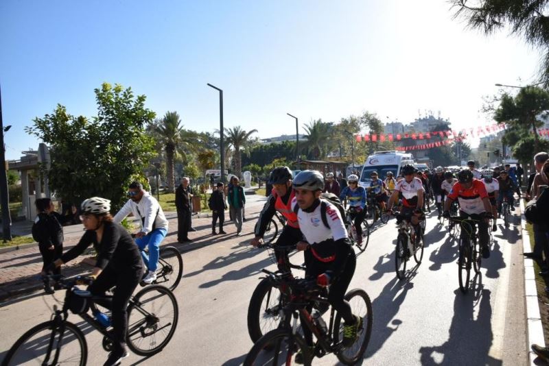 Bisikletçiler önce pedal çevirdi sonra çevre temizliği yaptı
