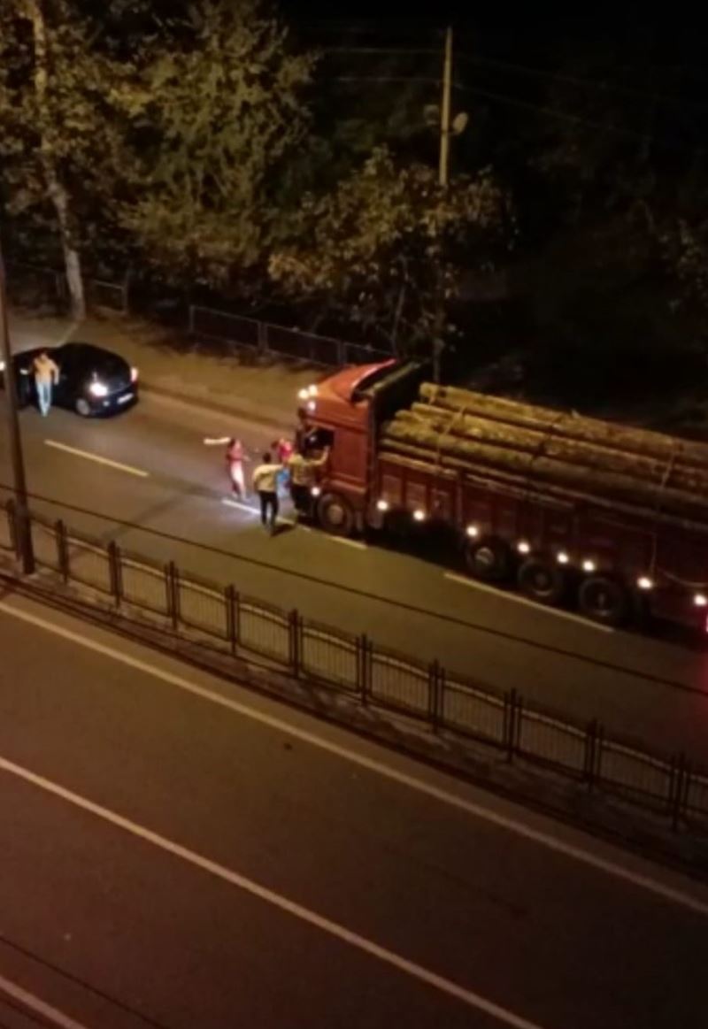 Trafikte yol verme kavgası cep telefonu kameralarına yansıdı
