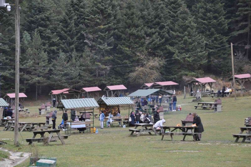 Abant Milli Parkı’nda ziyaretçiler sonbaharın keyfini çıkarıyor
