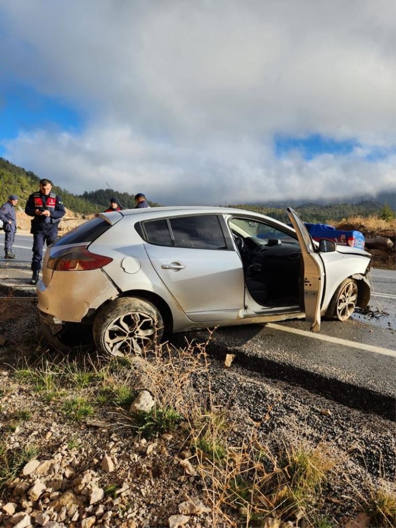 Antalya’da otomobil kayalıklara çarptı: 1 yaralı
