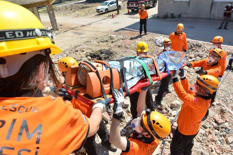 Belediye çalışanları arama kurtarma sertifikasını aldı
