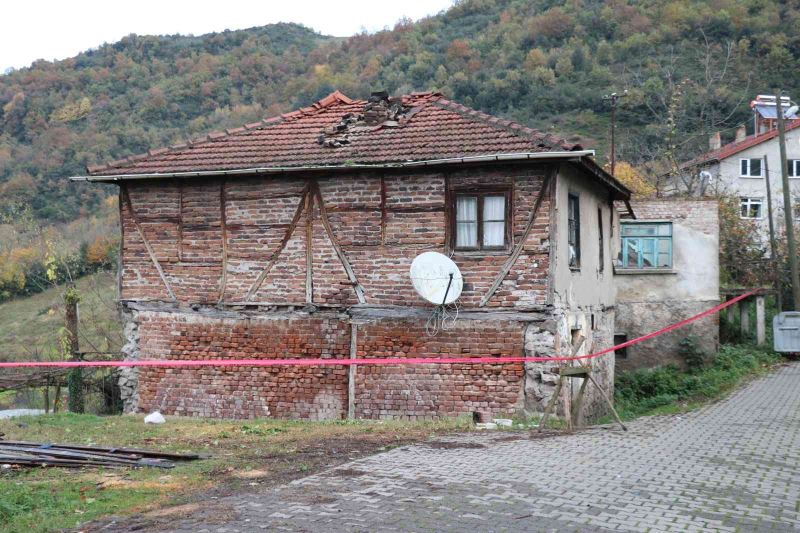 Deprem sonrası binadaki hasar gün aydınlanınca ortaya çıktı
