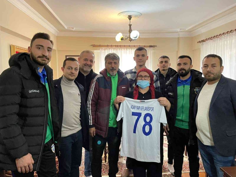 Futbolcular, şehit öğretmenin ailesini ziyaret etti
