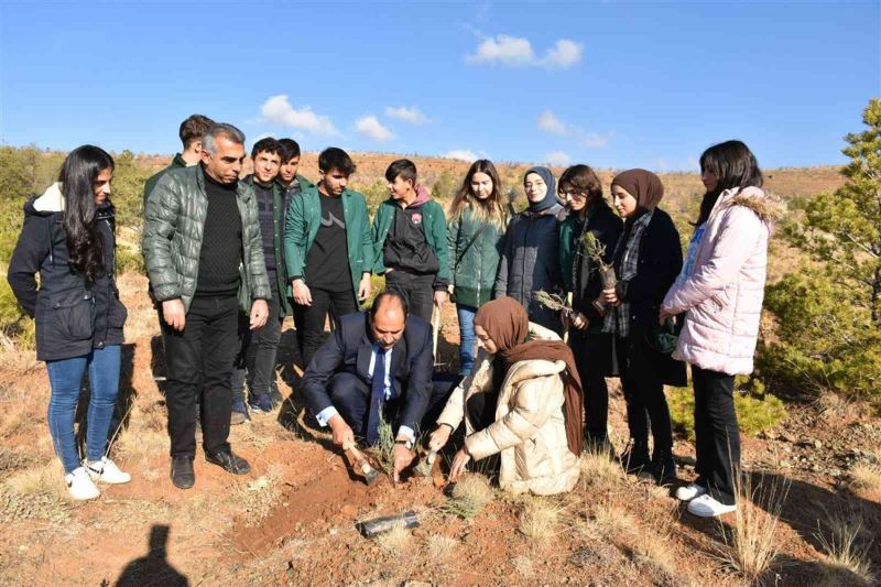 ‘Öğretmenler Günü’nü hatıra ormanına fidan dikerek kutladılar
