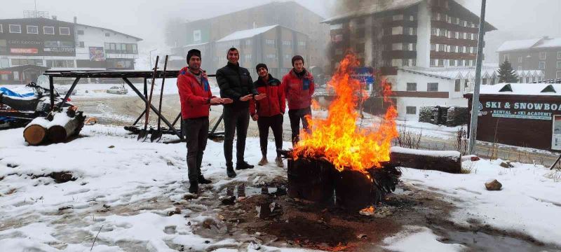 Uludağ beyaz gelinliğini giydi...Ateş yakıp kar topu oynadılar
